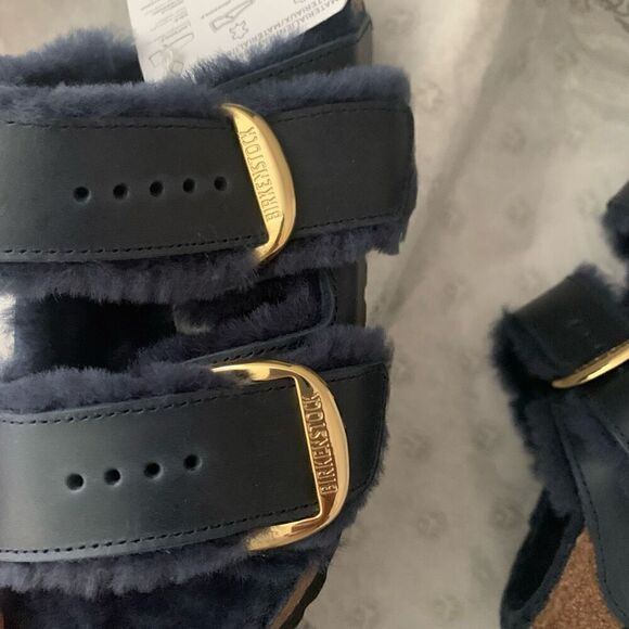 Birkenstock | Arizona Big Buckle Genuine Shearling Lined Sandals - Picture 7 of 9